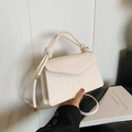Schicke beige Knotentasche mit floraler Prägung und verstellbarem Schultergurt - Weiß