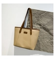 Detalle del bolso tote beige con asas marrones y etiqueta de cuero FASHION - Caqui