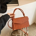 Karamellbraune Handtasche mit Leder in Spitzenoptik und geflochtenem Knotengriff - Braun