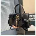Sac à main chic noir avec motif crocodile et élégant pompon en chaîne dorée - Noir