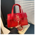 Sac bandoulière rouge avec texture crocodile et lettrage SSS doré avec pompons - Rouge