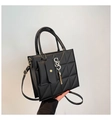 Detalle del bolso tote acolchado negro con mini estuche extraíble y colgante SSS plateado - Negro
