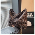 Große Shopper-Tasche mit Leopardenmuster, breitem Schultergurt und modischem Retro-Look - Kaffeebraun
