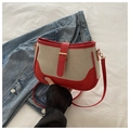 Modische Schultertasche aus beigem Canvas und rotem Kunstleder mit goldener Schnalle - Rot
