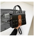 Borsa a mano trapuntata in pelle nera con fibbia marrone e tracolla regolabile donna - Nero