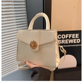 Bolso de mano cuadrado crema estructurado con cierre de flor dorada y bandolera - Blanco