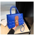 Borsa a mano blu retrò con motivo trapuntato geometrico e fibbia a ferro di cavallo oro - Blu