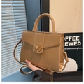 Bolso de mano minimalista en cuero PU caqui con cierre floral dorado y asa superior - Caqui