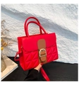 Sac à main rouge élégant avec motif géométrique, boucle dorée et sangle réglable - Rouge