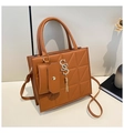 Bolso bandolera acolchado marrón con logo metálico SS, borla y monedero a juego - Marrón
