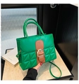 Sac bandoulière vert émeraude matelassé avec garniture en cuir brun et boucle dorée - Vert