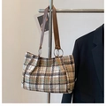 Dettaglio della borsa tote in tweed a scacchi con cinturini in pelle e anelli di metallo - Quadri Marroni