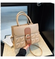 Sac rétro beige et marron avec gaufrage géométrique et boucle en U dorée élégante - Kaki