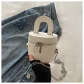 Elegante borsa a tracolla cilindrica bianca con catena argento e ciondolo tondo - Bianco