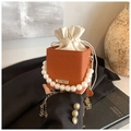 Borsa quadrata arancione caramello intrecciata con manico di perle e pochette interna - Marrone