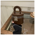 Piccola borsa a cilindro marrone scuro con cuciture bianche e catena in argento - Caffè