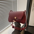 Sac bandoulière chic bordeaux à motif crocodile avec boucle dorée élégante - Rouge
