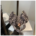 Detail van de geplooide halve maan tas met luipaardprint en gouden metalen hardware - Beige