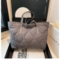 Leichte graue Stepptasche mit Wellensteppung und langen Henkeln für Damen - Grau