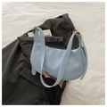 Borsa a tracolla a mezzaluna azzurra in pelle con motivo litchi e tracolla larga - Blu