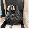 Schwarze gesteppte Puffer-Tasche mit glänzendem Finish und Rautenstickmuster - Schwarz