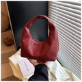 Detalle del bolso hobo de cuero trenzado burdeos mostrando su textura y artesanía - Rojo