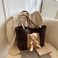 Borsa tote leopardata con tasca in pelle marrone e ciondolo orsetto di peluche bianco - Leopardo Caffè