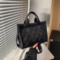 Schwarze gesteppte Puffer-Tasche mit Rautenmuster und verstellbarem Schultergurt - Schwarz