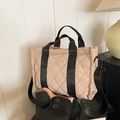 Beigefarbene Stepptasche mit schwarzen breiten Trägern und Rautenmuster - Khaki