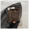 Bolso cubo de cuero marrón oscuro con asa superior y logotipo FASHION grabado - café