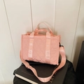 Rosafarbene Stepptasche mit Rautenmuster und verstellbarem Schultergurt für den Alltag - Rosa