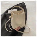 Bolso cubo chic en cuero blanco crema con asa superior y elegante hebilla dorada - Blanco Roto