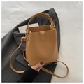 Bolso tipo cubo elegante marrón claro en cuero liso con asa superior y bandolera - Marrón