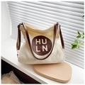 Sac fourre-tout chic en toile blanc cassé avec anses en cuir marron et patch logo embossé - Blanc Cassé