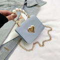 Elegante Mini-Handtasche in Lavendel mit Herzschloss, Perlengriff und Goldkette - Blau