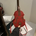Elegante bolso bandolera rojo con forma de violín, remaches dorados y correa larga - Rojo