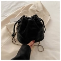 Sac seau noir à cordon avec bandoulière chaîne dorée et logo triangle iconique - Noir