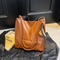 Καφέ vintage τσάντα tote από δέρμα με λάδι, μακρύ λουράκι και μενταγιόν αρκουδάκι - Καφέ (Με Μρελόκ)