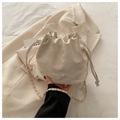 Sac seau blanc crème à cordon avec bandoulière en chaîne dorée et texture cuir chic - Blanc
