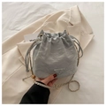 Sac seau plissé bleu clair avec bandoulière chaîne dorée et cordon de serrage - Argenté