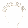 Dettaglio ravvicinato del cerchietto dorato 'BRIDE TO BE' con strass brillanti e metallo - BRIDE TO BE Oro