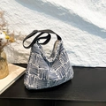 Blaue und weiße karierte Canvas-Hobo-Tasche mit verstellbarem schwarzen Schultergurt - Blau