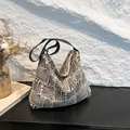 Retro-Canvas-Tote-Bag mit braunem geometrischem Jacquard-Muster und breitem Gurt - Braun