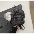 Detailopname van een pluche rugzak met luipaardprint en een schattige panda-hanger - Met Hanger / Donkerbruin