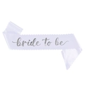 Weiße Satinschärpe mit Wellenrand und silbernem Bride to Be Aufdruck für Bräute - Einheitsgröße / Wellenrand Weiß mit Silberner Schrift