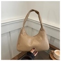 Detailaufnahme der beigen Webstruktur und Lederverarbeitung einer großen Schultertasche - Khaki