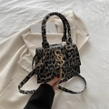 Schicke Handtasche mit Leopardenmuster, goldenem S-Logo und Quaste in Grau- und Schwarztönen - Schwarz