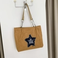 Braune Cord-Tragetasche mit blauem Denim-Stern-Patch und Ketten-Schultergurt aus Metall - Braun