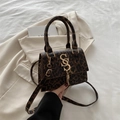 Retro Handtasche mit Leopardenmuster, Doppelgriffen und goldenen S-Anhängern - Kaffeebraun
