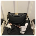 Détail du sac à main en cuir noir avec fermoir rotatif en métal doré et rabat chic - Noir